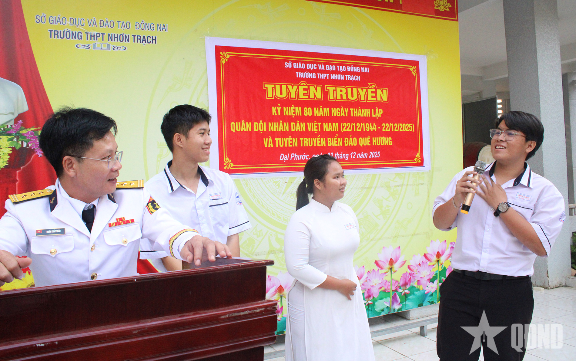 Trung tâm Bảo đảm kỹ thuật Vùng 2 Hải quân tuyên truyền biển, đảo cho gần 1.000 học sinh